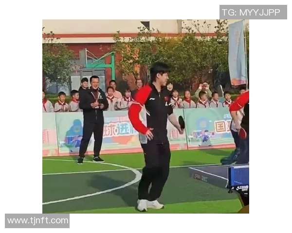 足球明星与小朋友的欢乐互动瞬间展现温馨与乐趣